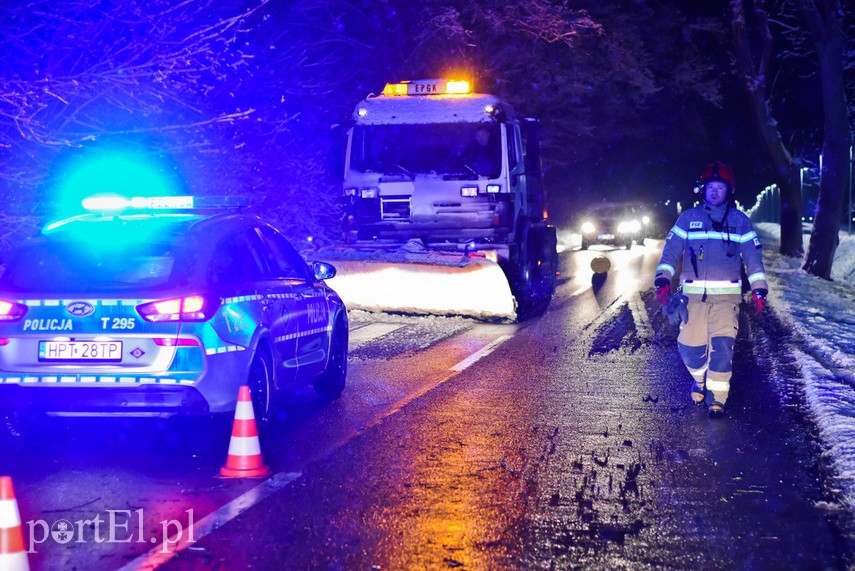 38-latek uderzył mercedesem w drzewo, miał ponad dwa promile zdjęcie nr 222451