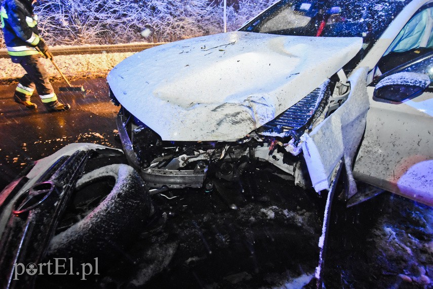 38-latek uderzył mercedesem w drzewo, miał ponad dwa promile zdjęcie nr 222444