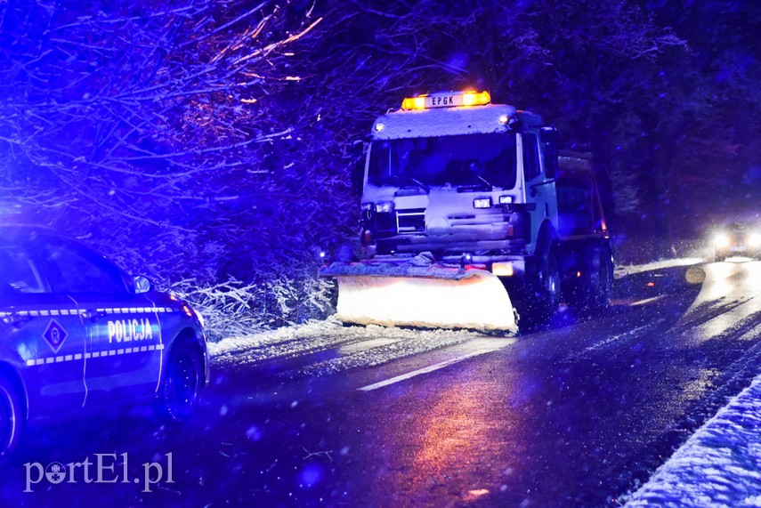 38-latek uderzył mercedesem w drzewo, miał ponad dwa promile zdjęcie nr 222449