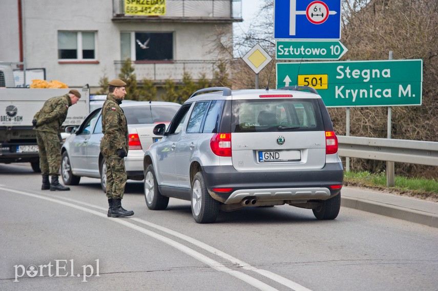 Policjanci kontrolują kierowców wjeżdżających na Mierzeję Wiślaną zdjęcie nr 222652