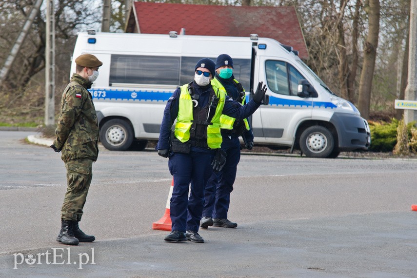 Policjanci kontrolują kierowców wjeżdżających na Mierzeję Wiślaną zdjęcie nr 222658