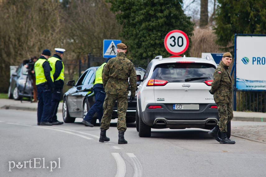 Policjanci kontrolują kierowców wjeżdżających na Mierzeję Wiślaną zdjęcie nr 222654