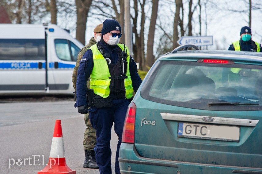 Policjanci kontrolują kierowców wjeżdżających na Mierzeję Wiślaną zdjęcie nr 222657