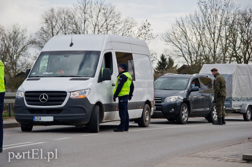 Policjanci kontrolują kierowców wjeżdżających na Mierzeję Wiślaną zdjęcie nr 222650