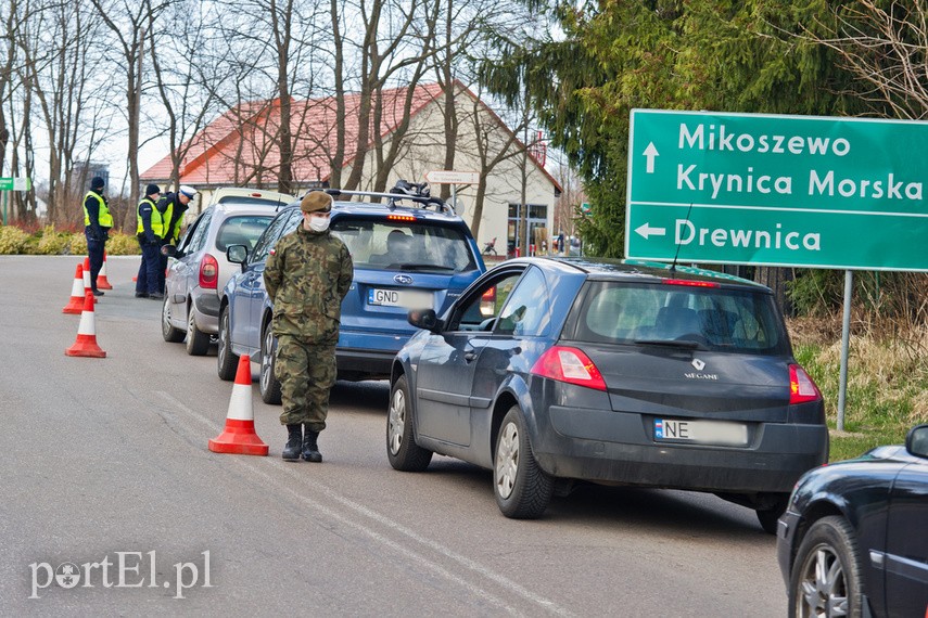 Policjanci kontrolują kierowców wjeżdżających na Mierzeję Wiślaną zdjęcie nr 222659