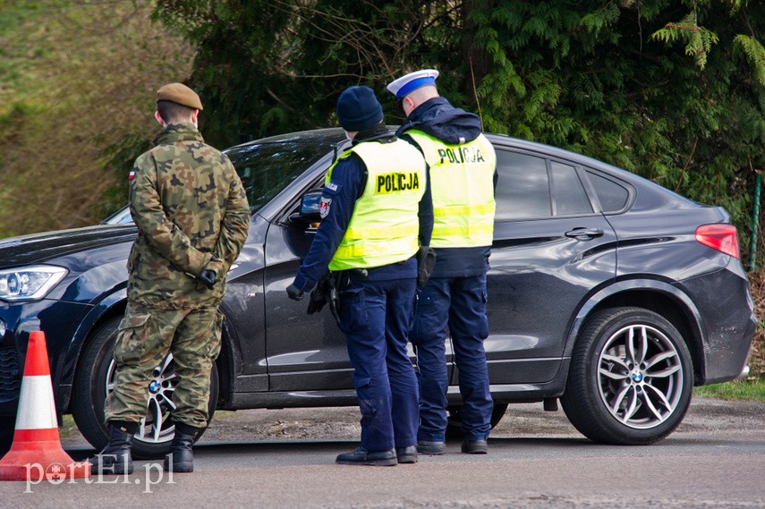 Policjanci kontrolują kierowców wjeżdżających na Mierzeję Wiślaną zdjęcie nr 222661