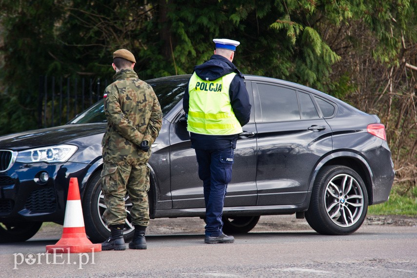 Policjanci kontrolują kierowców wjeżdżających na Mierzeję Wiślaną zdjęcie nr 222660