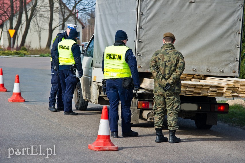 Policjanci kontrolują kierowców wjeżdżających na Mierzeję Wiślaną zdjęcie nr 222656