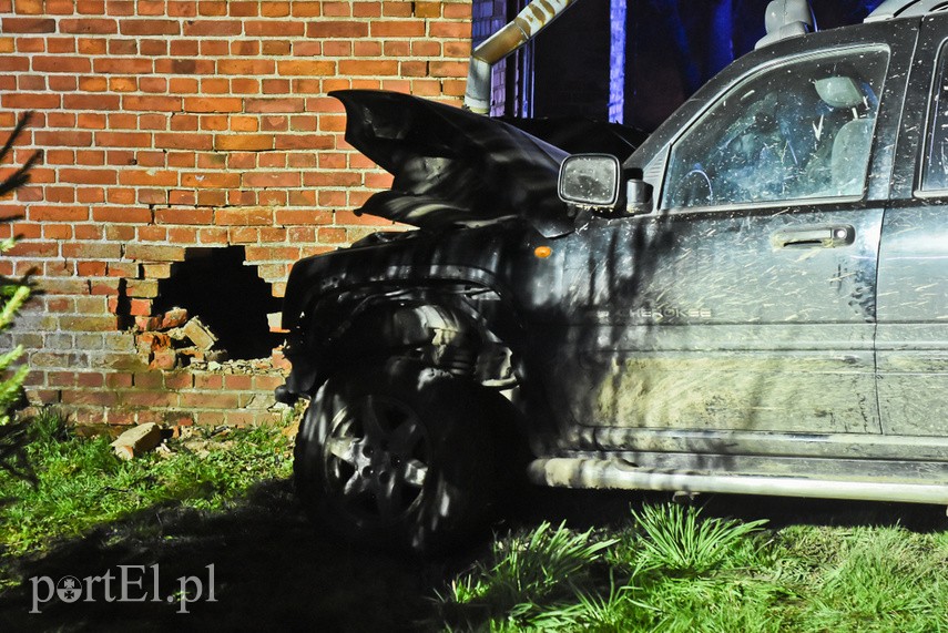 Kierowca jeepa uderzył w dom w Borzynowie zdjęcie nr 222849