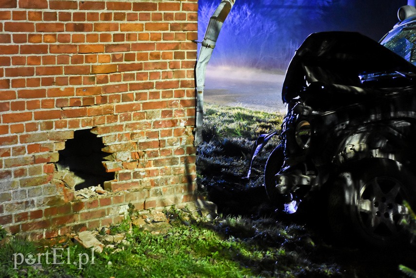 Kierowca jeepa uderzył w dom w Borzynowie zdjęcie nr 222848