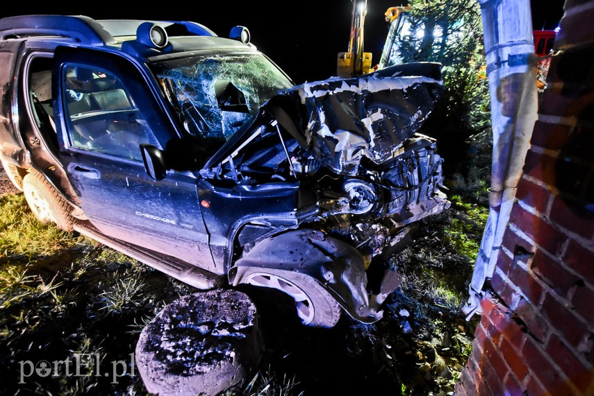 Kierowca jeepa uderzył w dom w Borzynowie zdjęcie nr 222851