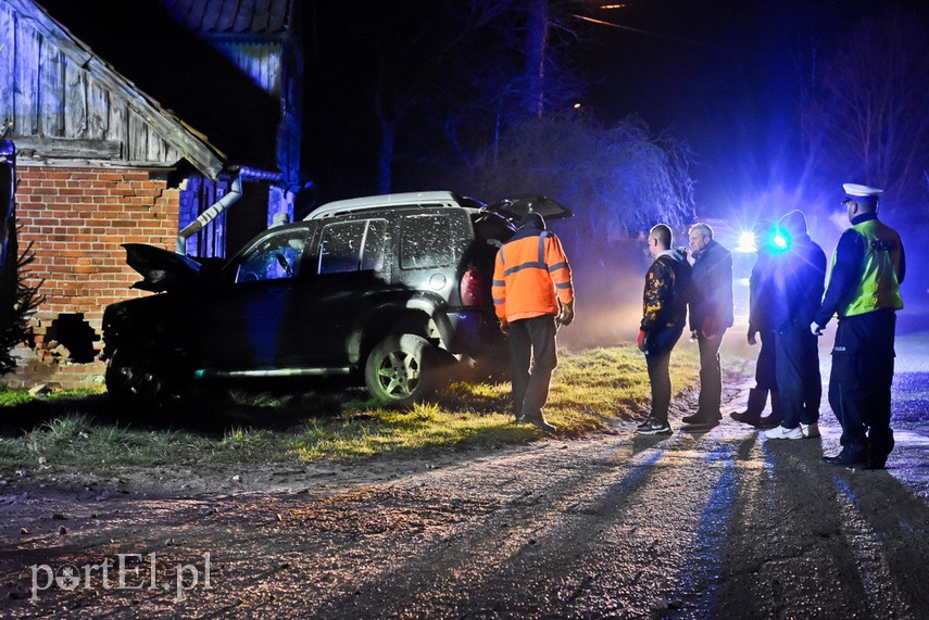 Kierowca jeepa uderzył w dom w Borzynowie zdjęcie nr 222850