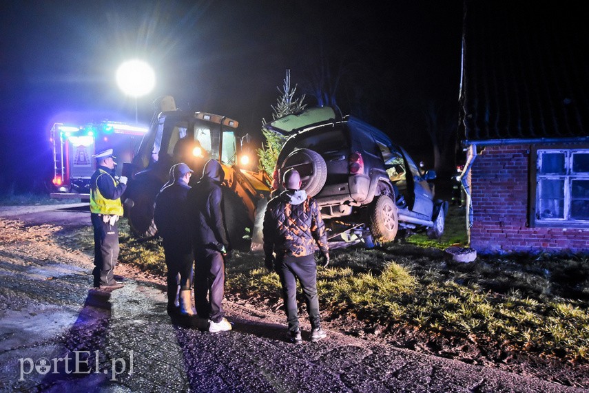 Kierowca jeepa uderzył w dom w Borzynowie zdjęcie nr 222854