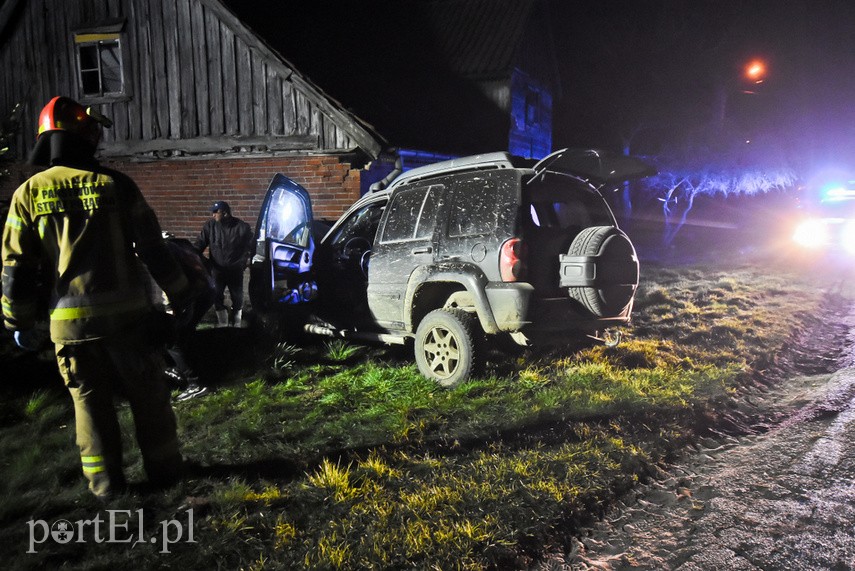 Kierowca jeepa uderzył w dom w Borzynowie zdjęcie nr 222843