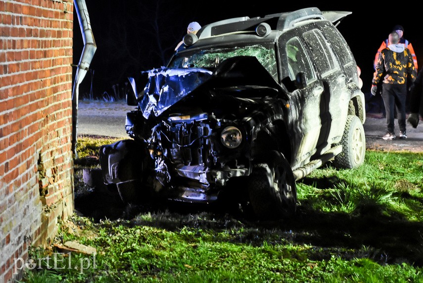 Kierowca jeepa uderzył w dom w Borzynowie zdjęcie nr 222847