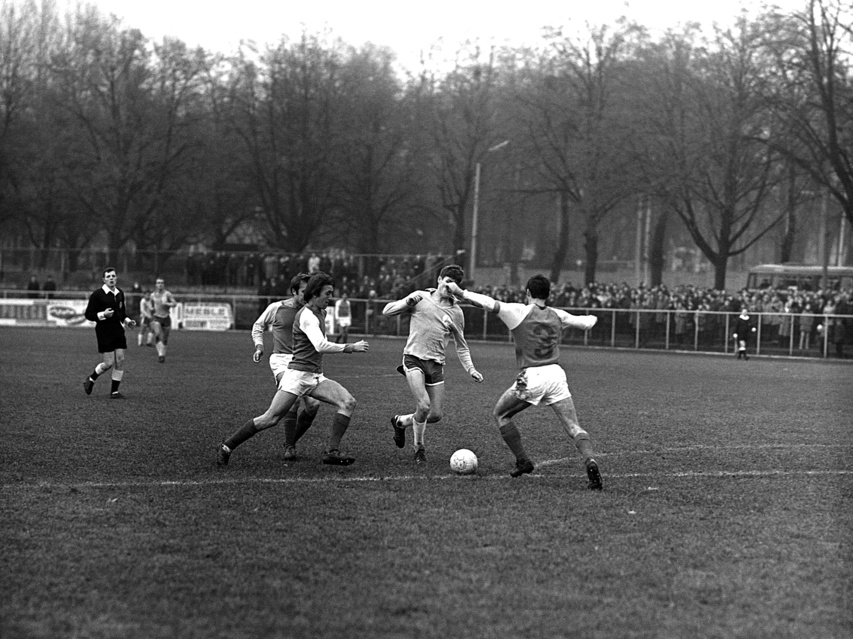 Elbląska piłka nożna z lat 70. na zdjęciach Czesława Misiuka zdjęcie nr 222892