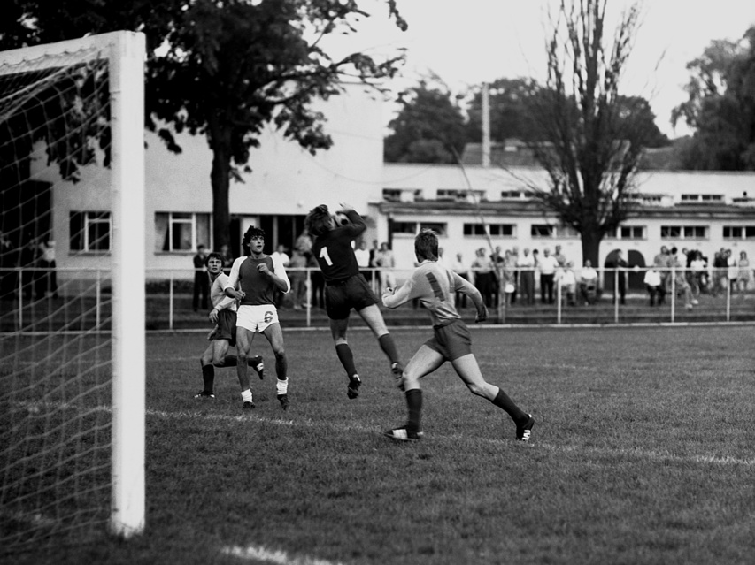 Elbląska piłka nożna z lat 70. na zdjęciach Czesława Misiuka zdjęcie nr 222887