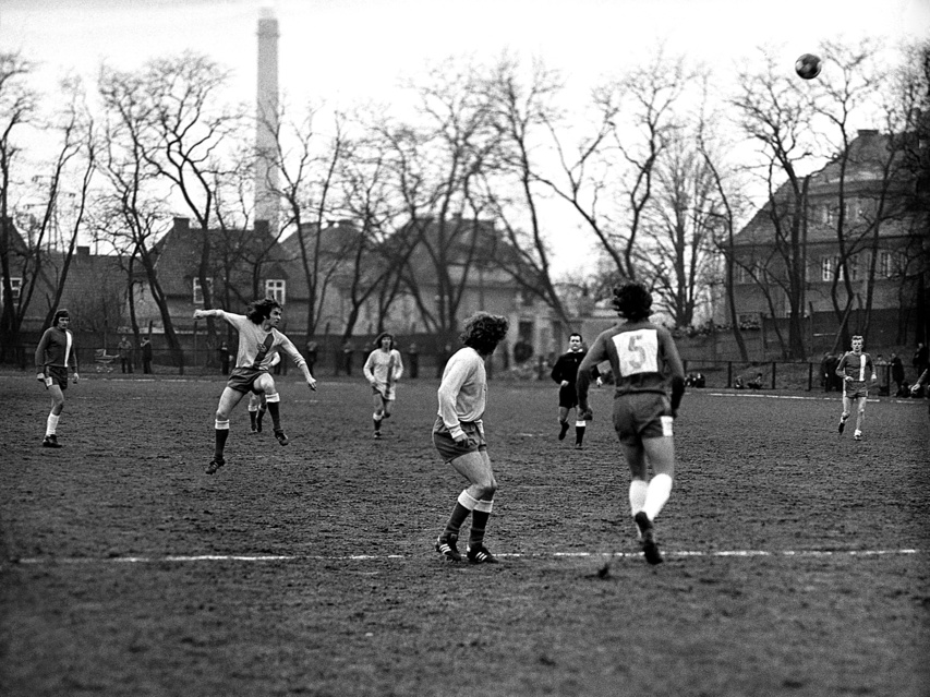 Elbląska piłka nożna z lat 70. na zdjęciach Czesława Misiuka zdjęcie nr 222880