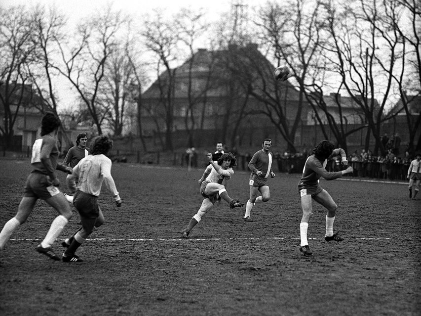 Elbląska piłka nożna z lat 70. na zdjęciach Czesława Misiuka zdjęcie nr 222882