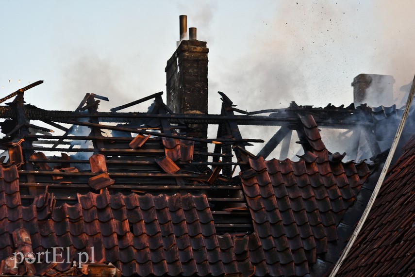 Pożar domu w Wiśniewie, z ogniem walczyło 34 strażaków zdjęcie nr 223099