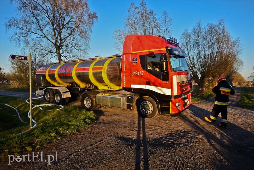 Pożar domu w Wiśniewie, z ogniem walczyło 34 strażaków zdjęcie nr 223086