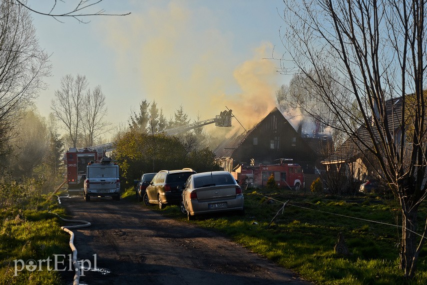 Pożar domu w Wiśniewie, z ogniem walczyło 34 strażaków zdjęcie nr 223087
