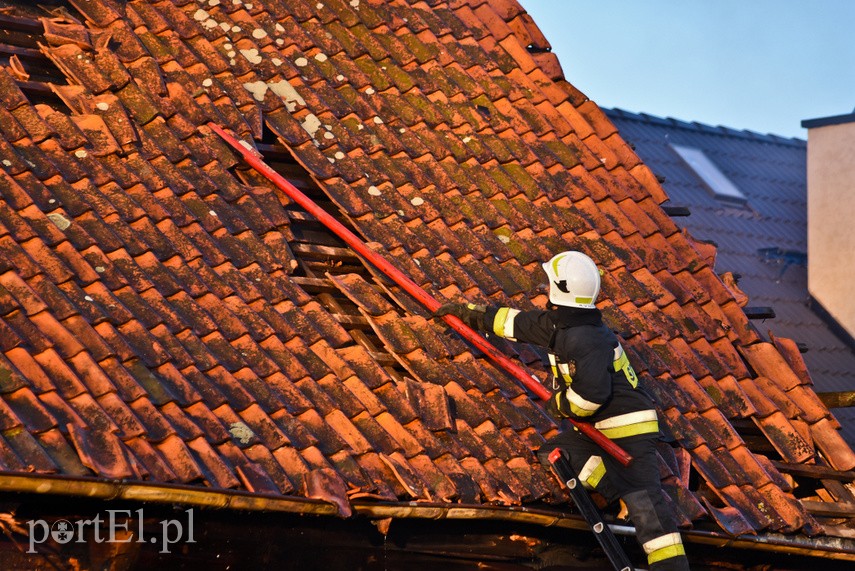 Pożar domu w Wiśniewie, z ogniem walczyło 34 strażaków zdjęcie nr 223106
