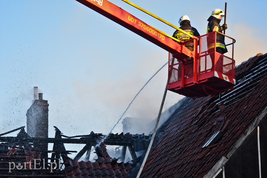 Pożar domu w Wiśniewie, z ogniem walczyło 34 strażaków zdjęcie nr 223100