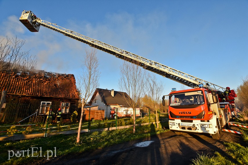 Pożar domu w Wiśniewie, z ogniem walczyło 34 strażaków zdjęcie nr 223092