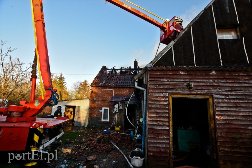 Pożar domu w Wiśniewie, z ogniem walczyło 34 strażaków zdjęcie nr 223097