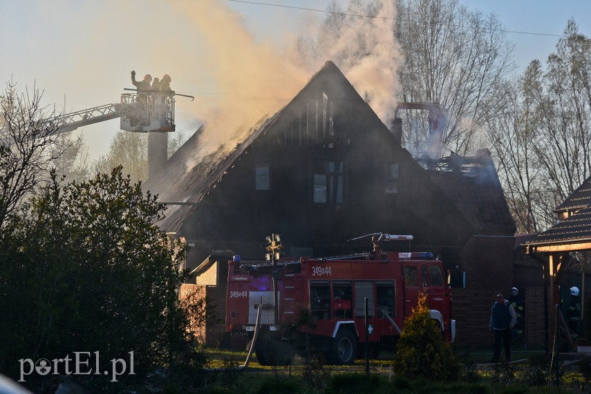 Pożar domu w Wiśniewie, z ogniem walczyło 34 strażaków zdjęcie nr 223089