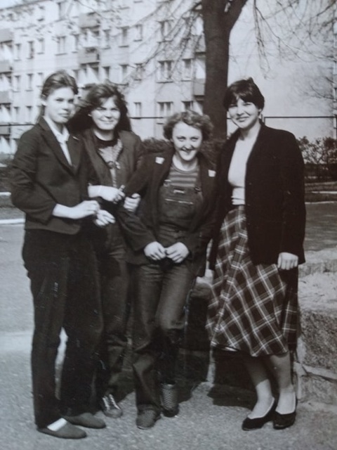 1982 r. Przed budynkiem szkoły w obowiązkowych mundurkach