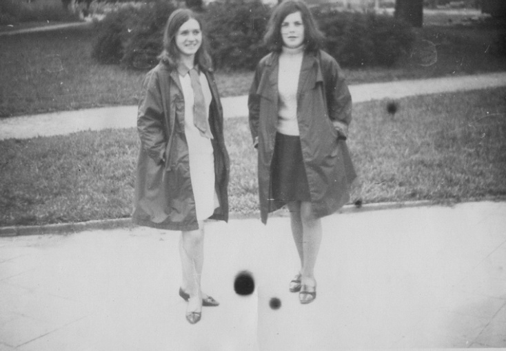 Dziewczyny w ortalionach - Białęcka i Haltówna. Zdjęcie uczniów z lat 1965-68.