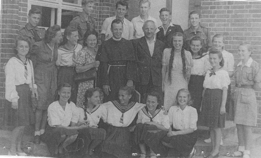 Rok 1946. Na zdjęciu wychowawca klasy mamy ksiądz Zynel, po prawej stronie księdza matematyk Syronowicz, a po lewej