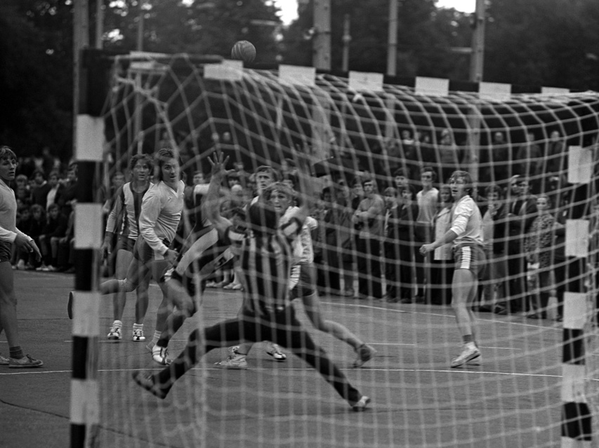 Elbląski sport z lat 70. na zdjęciach Czesława Misiuka: Piłka ręczna zdjęcie nr 223250