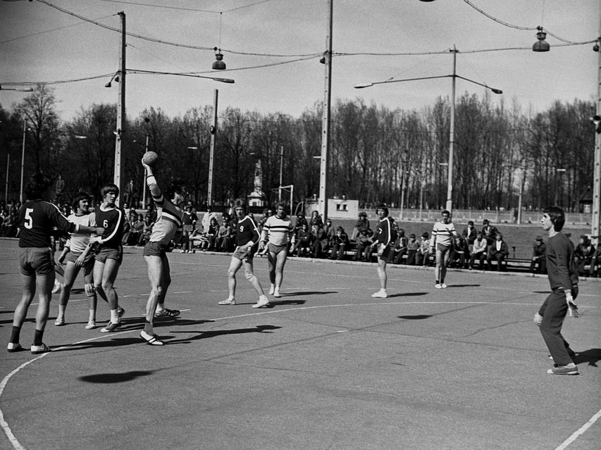 Elbląski sport z lat 70. na zdjęciach Czesława Misiuka: Piłka ręczna zdjęcie nr 223240