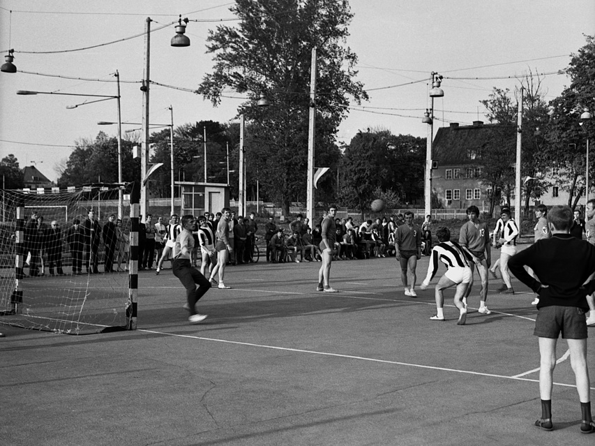 Elbląski sport z lat 70. na zdjęciach Czesława Misiuka: Piłka ręczna zdjęcie nr 223237