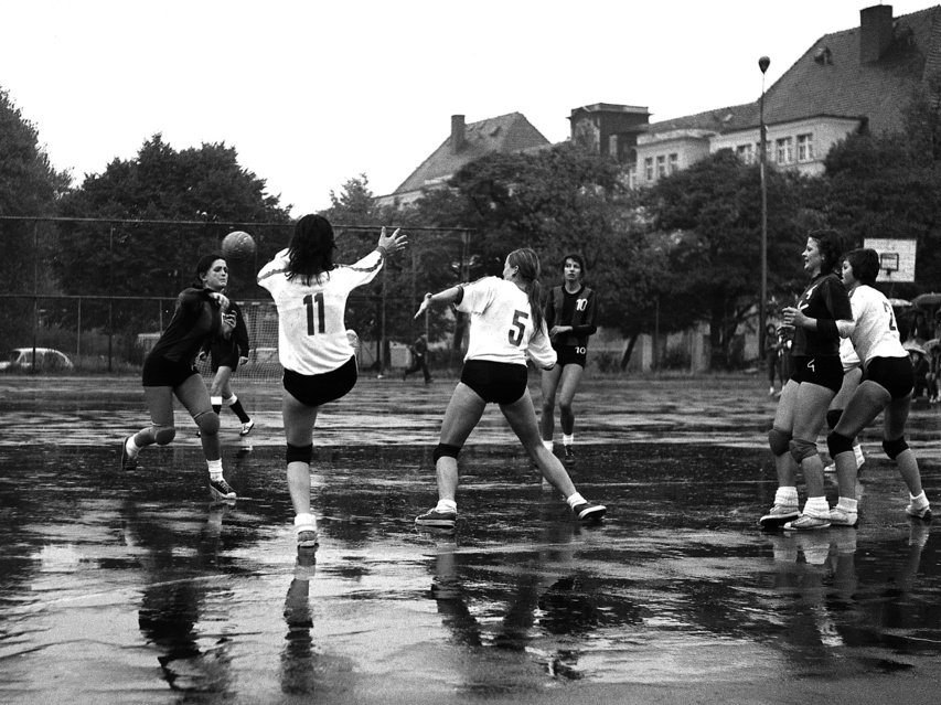 Elbląski sport z lat 70. na zdjęciach Czesława Misiuka: Piłka ręczna zdjęcie nr 223257