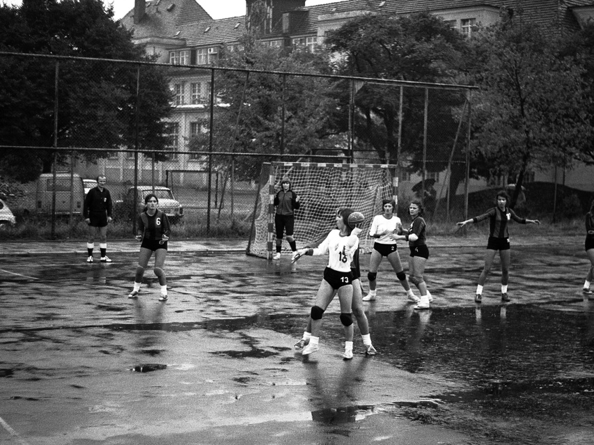 Elbląski sport z lat 70. na zdjęciach Czesława Misiuka: Piłka ręczna zdjęcie nr 223260