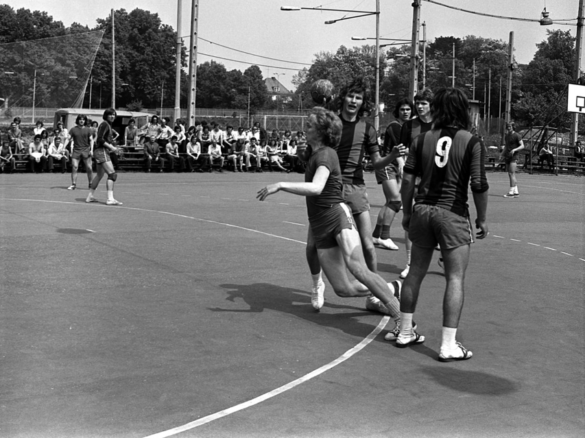 Elbląski sport z lat 70. na zdjęciach Czesława Misiuka: Piłka ręczna zdjęcie nr 223247