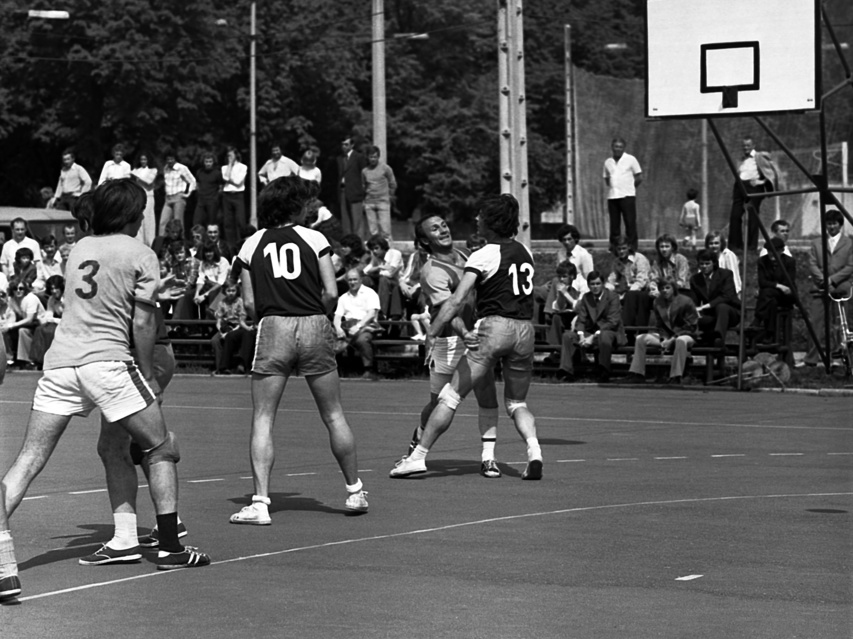 Elbląski sport z lat 70. na zdjęciach Czesława Misiuka: Piłka ręczna zdjęcie nr 223248