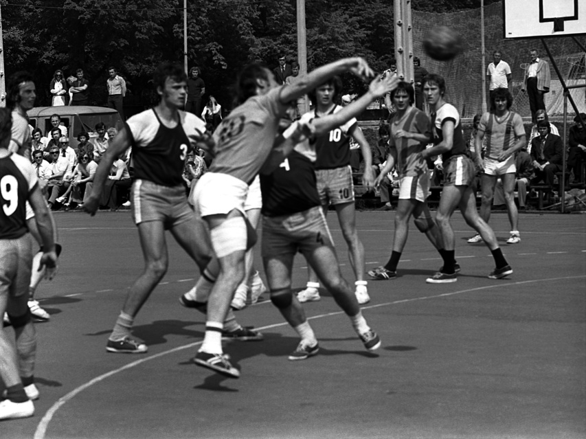 Elbląski sport z lat 70. na zdjęciach Czesława Misiuka: Piłka ręczna zdjęcie nr 223249