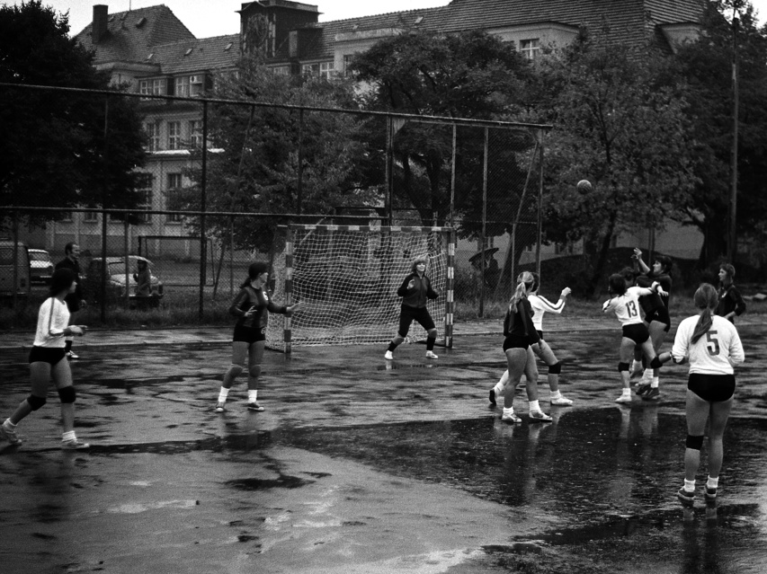 Elbląski sport z lat 70. na zdjęciach Czesława Misiuka: Piłka ręczna zdjęcie nr 223259