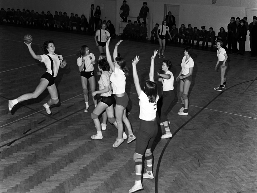 Elbląski sport z lat 70. na zdjęciach Czesława Misiuka: Piłka ręczna zdjęcie nr 223256