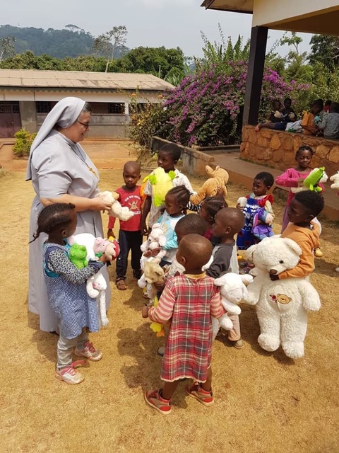  Dzieci z Afryki w końcu mogą przytulić swoje misie zdjęcie nr 223283