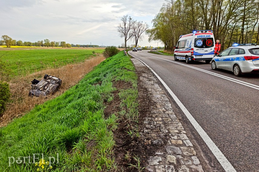 Wypadł z zakrętu i dachował w rowie zdjęcie nr 223389