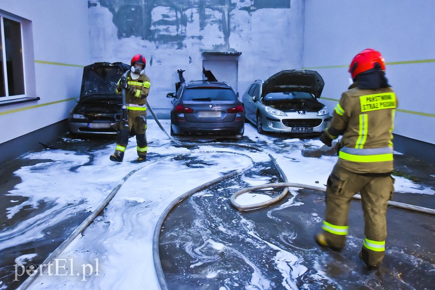 Pożar trzech samochodów na ul. Piławskiej zdjęcie nr 223609