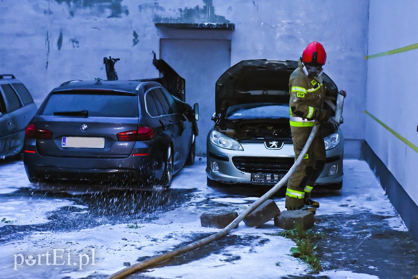 Pożar trzech samochodów na ul. Piławskiej zdjęcie nr 223615