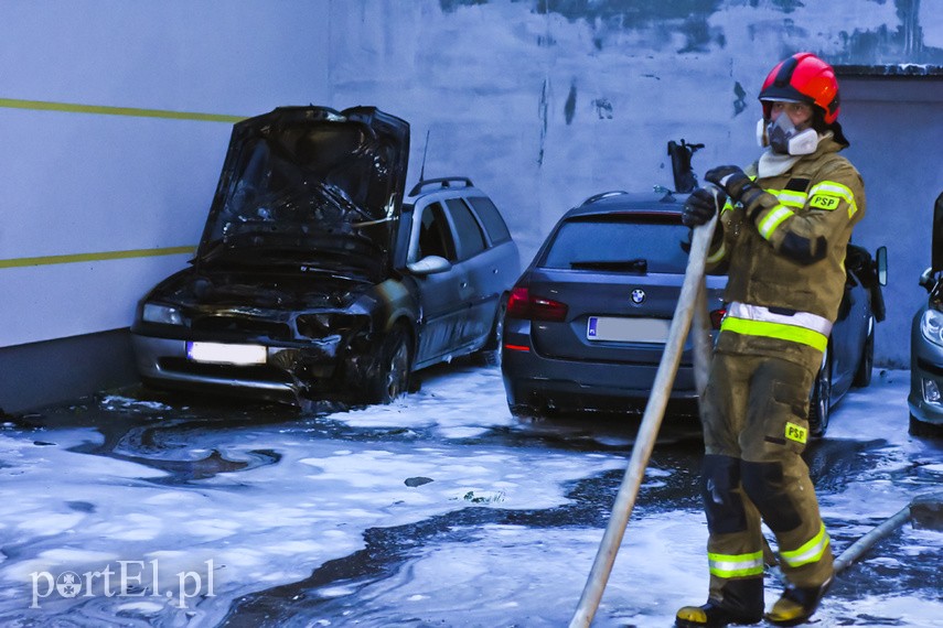 Pożar trzech samochodów na ul. Piławskiej zdjęcie nr 223616