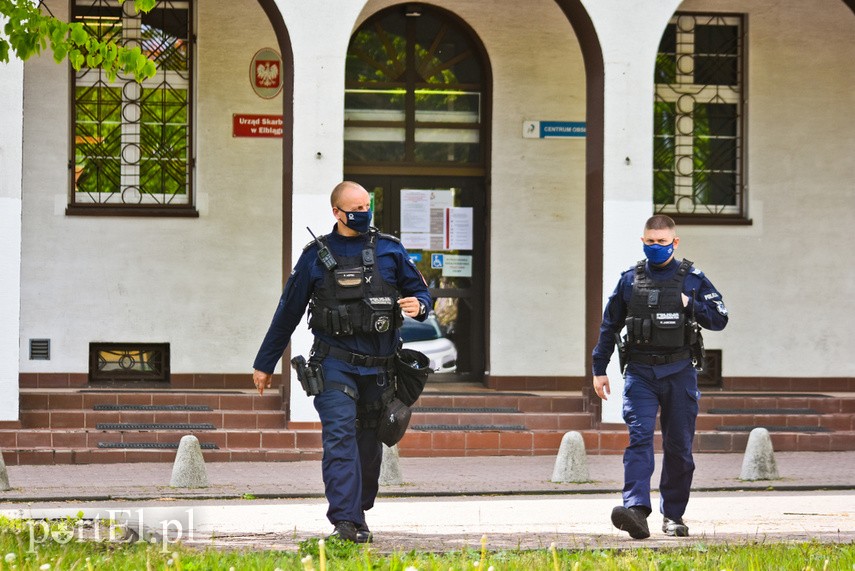 Alarm bombowy w Urzędzie Skarbowym w Elblągu zdjęcie nr 223689